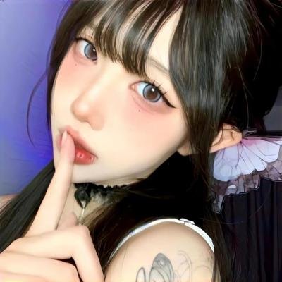 给小酒馆女子喝高杯酒